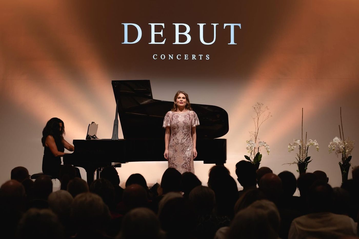 Karolina Bengtsson på scen vid Debut Concerts, bredvid en flygel