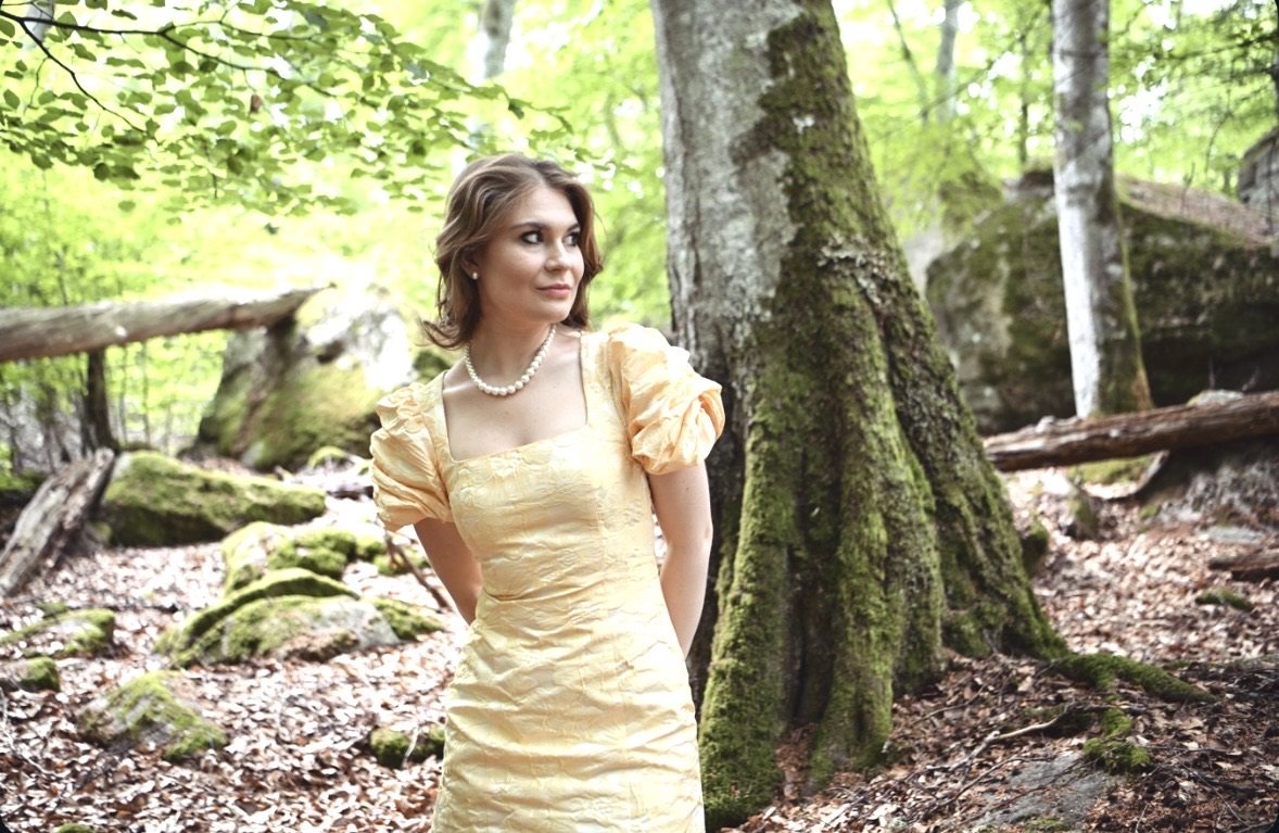 Karolina Bengtsson by a moss-grown tree