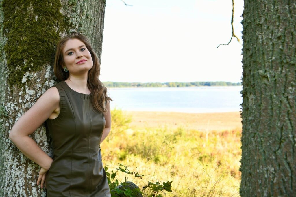 Karolina Bengtsson by a lake in Småland